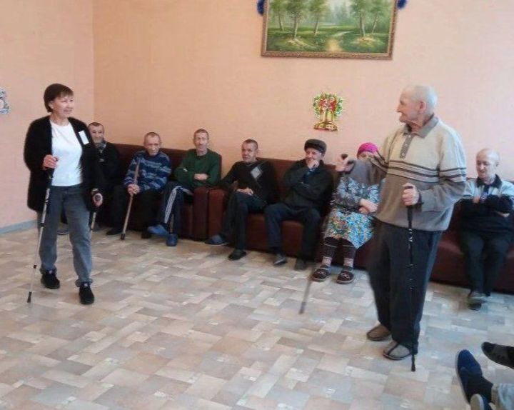 В Нурлатском доме-интернате прошло занятие по скандинавской ходьбе