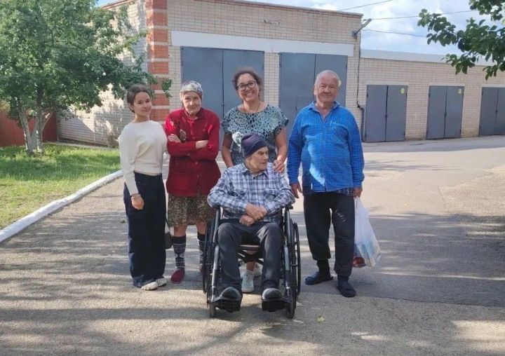 Волонтеры школы №2 подарили праздник жителям Нурлатского интерната