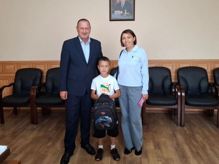 Нурлатта Әсгать Габдуллин булачак мәктәп укучысына рюкзак бүләк итте