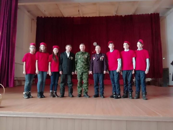 В Биляр-Озерском СДК прошёл патриотический час "Время выбрало нас"