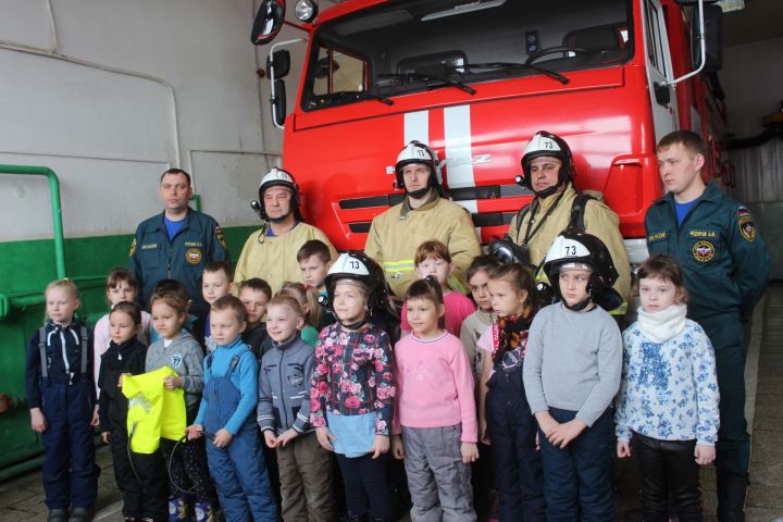 Нурлатские дошкольники побывали на экскурсии в 73-й пожарно-спасательной части