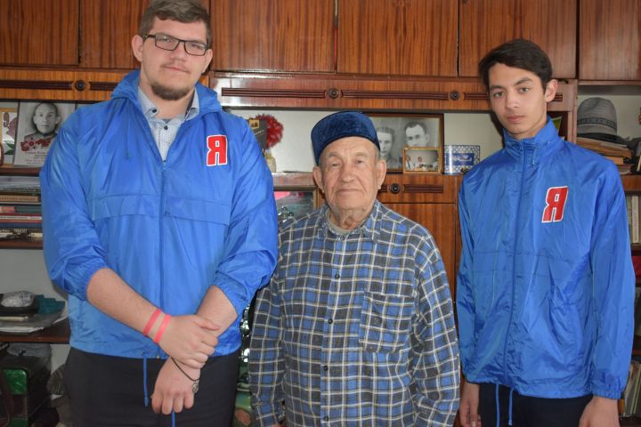 В рамках акции "Я иду к ветерану" молодогвардейцы навестили ветерана Великой Отечественной войны Алишева Ирека Исхаковича