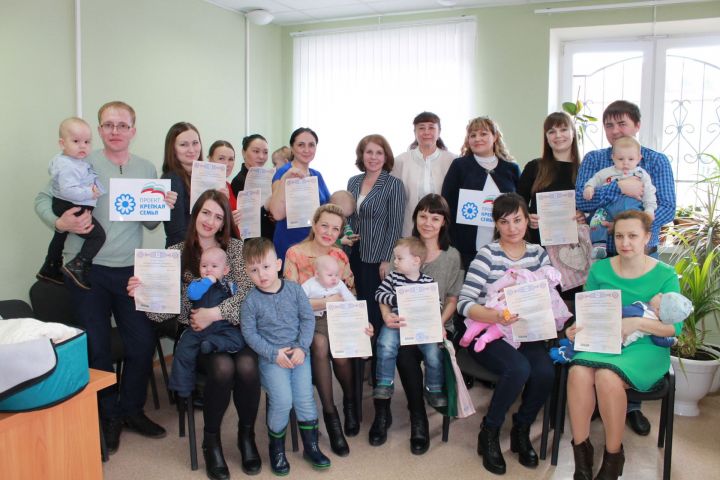 В Нурлатском районе прошло торжественное вручение сертификатов на материнский (семейный) капитал