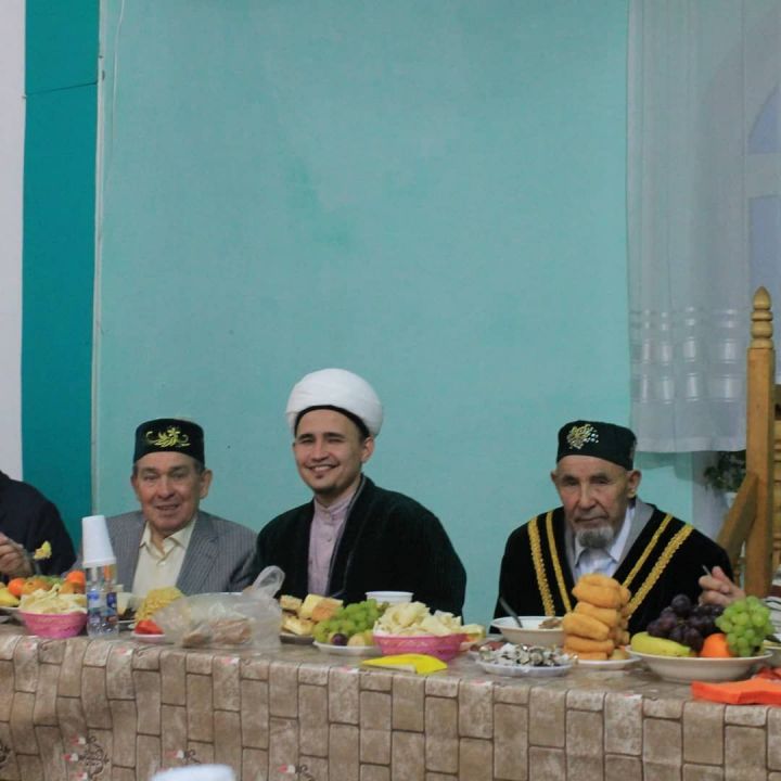 В Нурлатском районе руководитель местного хозяйства Ахтям Сулейманов организовывает ифтар