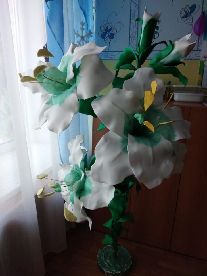 Воспитатель детсада «Алсу» Гульнур Маняпова мастерит цветы из полиэтилена
