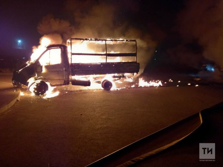 В Татарстане ночью во дворе дома сгорели сразу пять автомобилей