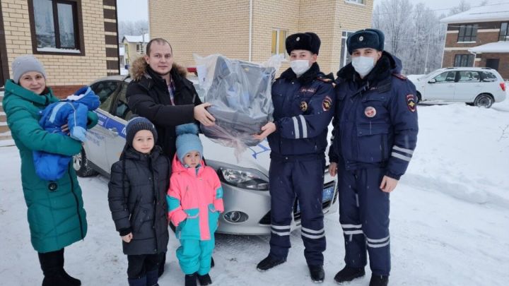 Сотрудники ГИБДД Татарстана подарили семье, которой помогли добраться до роддома, детское автокресло