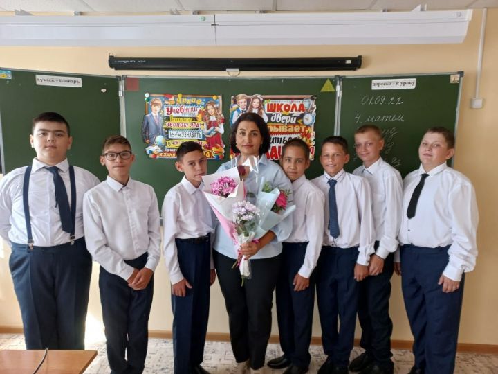 Воспитанники Нурлатской школы-интернат поздравляют классного руководителя с праздником