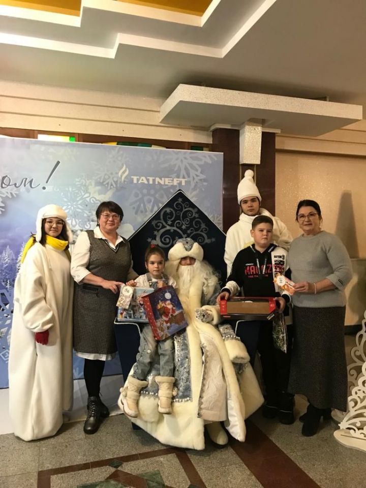 Дети из семьи Рябовых из Малой Камышлы получили новогодние подарки