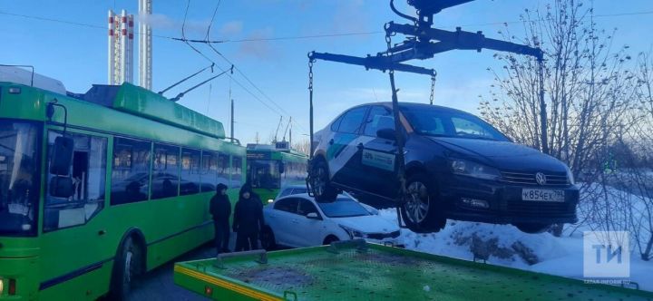 В Казани возобновилось движение троллейбусов, каршеринговое авто забрал эвакуатор