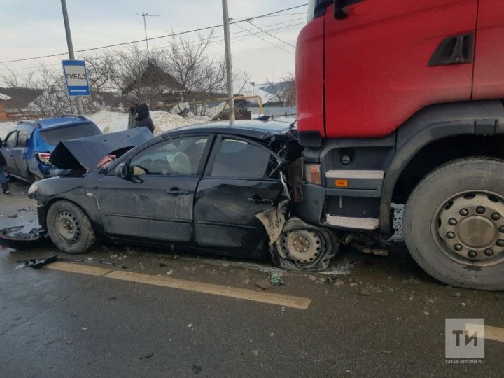 В Татарстане стоящие на светофоре пять автомобилей протаранила фура