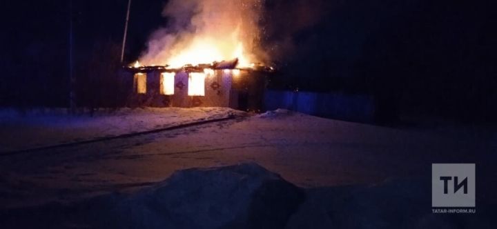 В одном селе из Татарстана произошел пожар, который унес с собой двоих человек