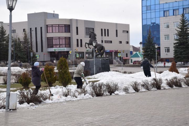 В Нурлате проходит первый общегородской субботник