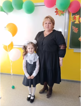 Ученица 1Б класса Азалия Нурмухаметова поздравляет Ильсию Сафину с Днем учителя