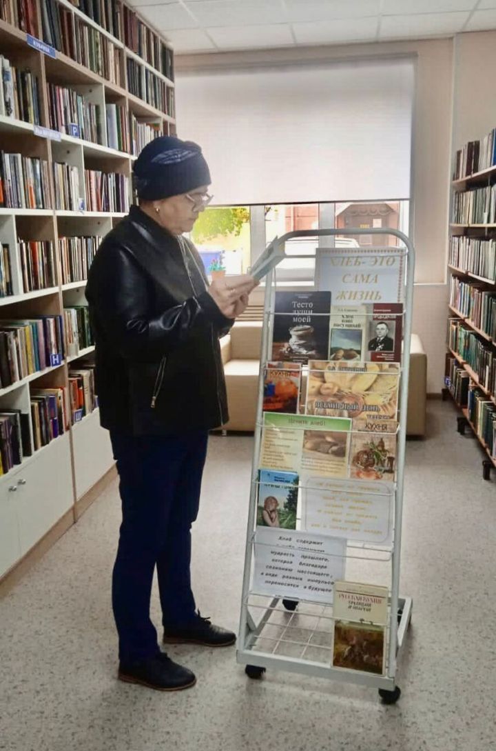 Выставка ко Дню Хлеба проходит в Нурлатской библиотеке