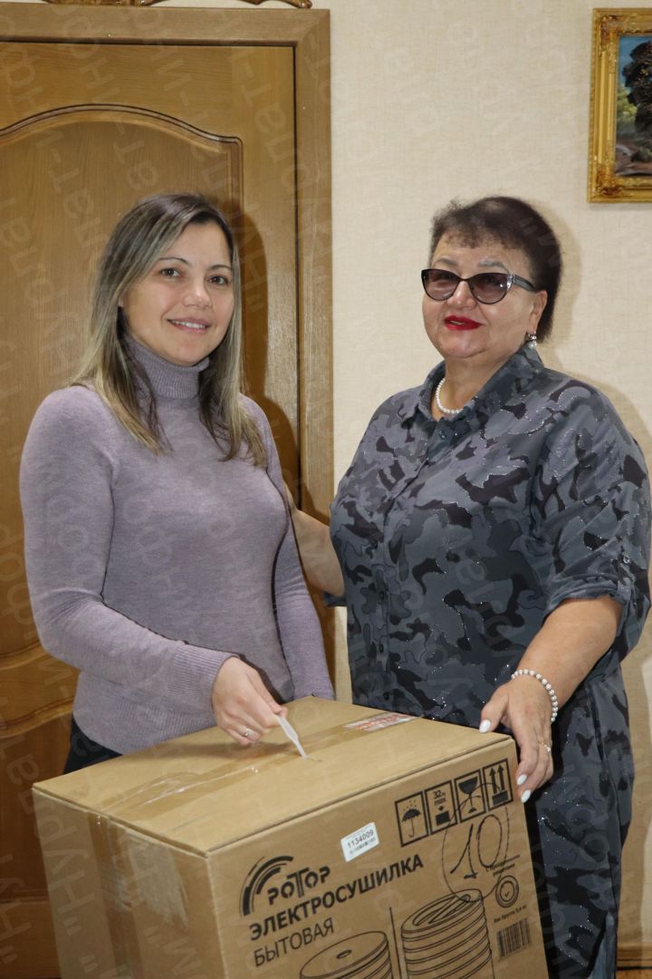 Руководитель «Нурлат-информа» подарила волонтерам сушилку для овощей