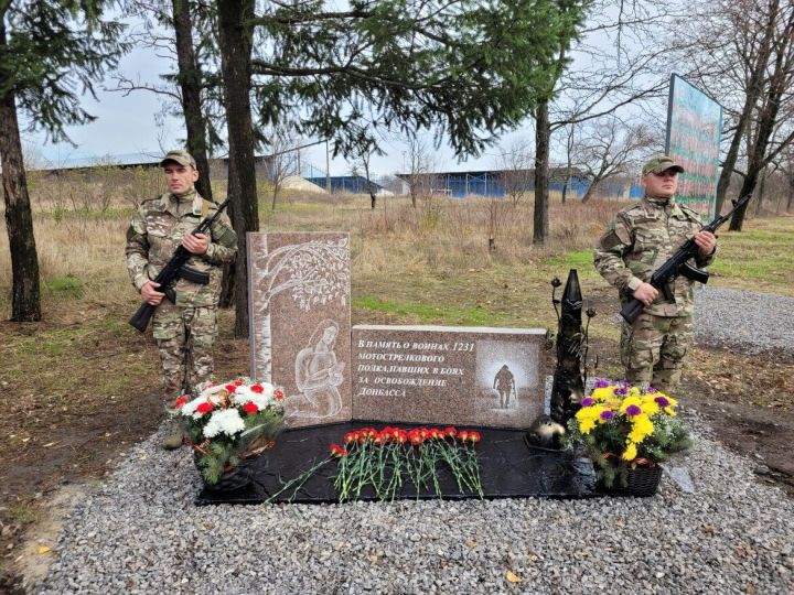 В церемонии открытия Аллеи памяти павшим в бою за Донбасс участвовал вице-премьер РТ