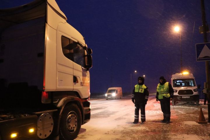 Нурлатские автоинспекторы провели рейд по весогабаритному контролю тяжеловесного транспорта