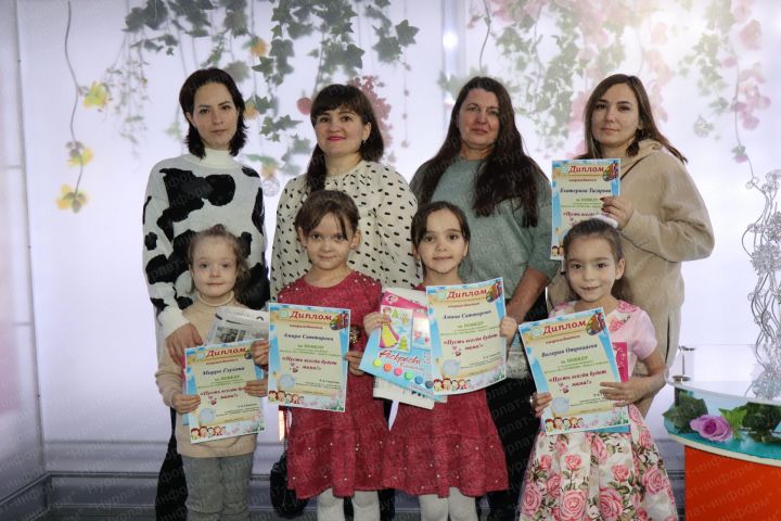 В «Нурлат-информе» наградили победителей конкурса рисунков «Пусть всегда будет мама!»