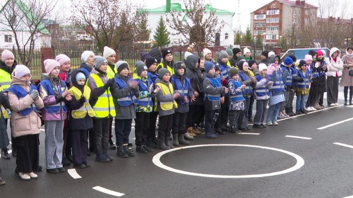 В период осенних каникул ученики Нурлата повторяли ПДД