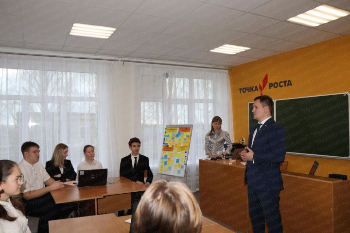 Егор Тарнавский провел урок цифры для нурлатских школьников