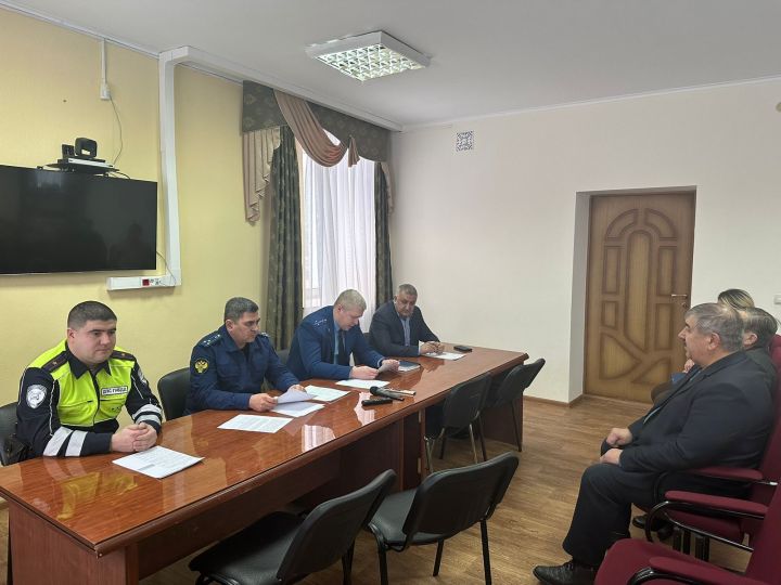 Нурлатская городская прокуратура провела совещание по вопросу организации и обеспечению уборки дорог от снега