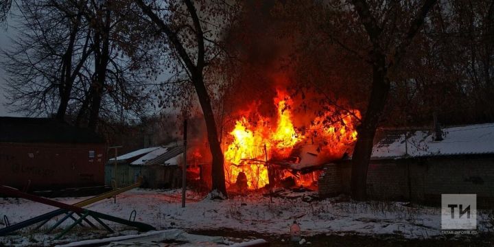 В Нурлатском районе сгорел гараж вместе с машиной