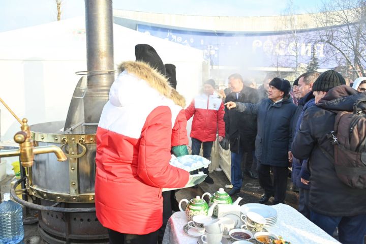 На выставке-форуме «Россия» на ВДНХ татарстанские повара шурпу варили в «самоваре»