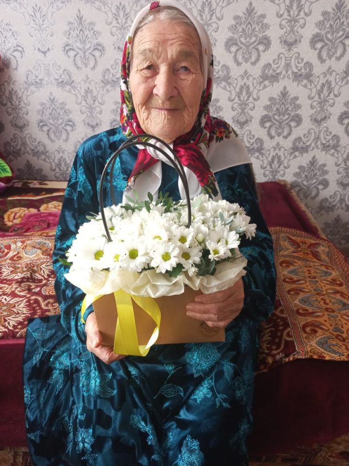Райса Курамшина в свои 90 лет не любит сидеть сложа руки