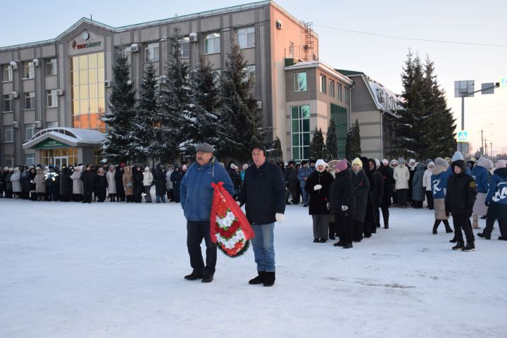 Накануне Дня Героев Отечества нурлатцы пришли к мемориальному комплексу «Вечный огонь»