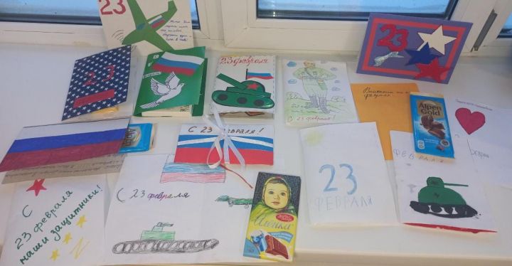 Читатели детской библиотеки Нурлата изготовили открытки для участников СВО