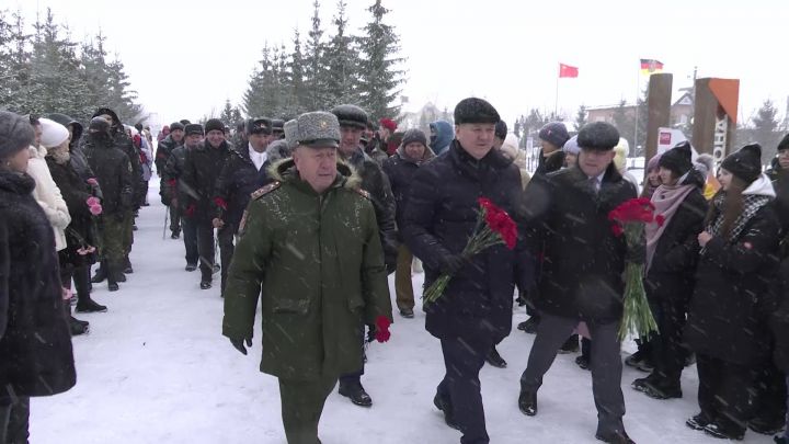 На мемориале в Центральном парке вновь заалели красные гвоздики