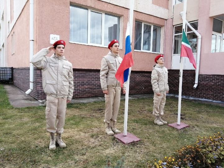 Покупка Государственных символов для татарстанских школ обойдется в 38 млн рублей.