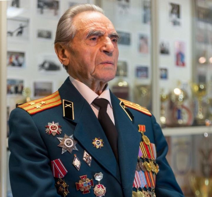 Рустам Минниханов поблагодарил единственного в Татарстане участника Сталинградской битвы