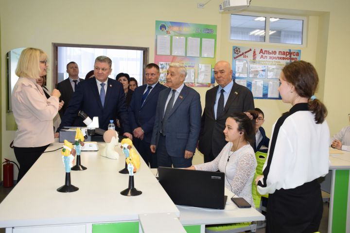 Фарид Мухаметшин посетил школу №1 города Нурлат