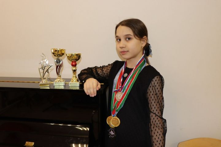 Юная пианистка из Нурлата Самина Исмагилова успешно выступает на различных конкурсах