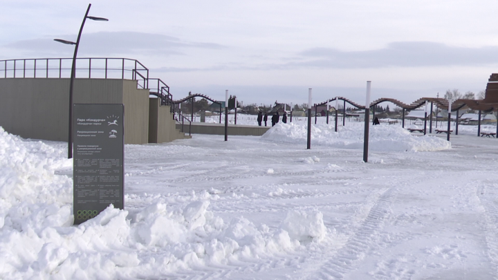 Коммунальные службы Нурлата очищают от снега парки и скверы