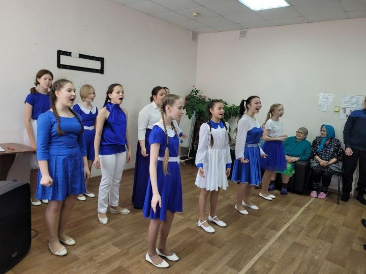 Школьники посетили с концертом пожилых людей Нурлатского дома-интерната