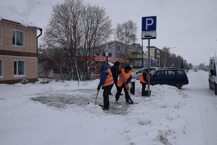Челнинцев призывают взять в руки лопаты и помочь с уборкой снега на улицах