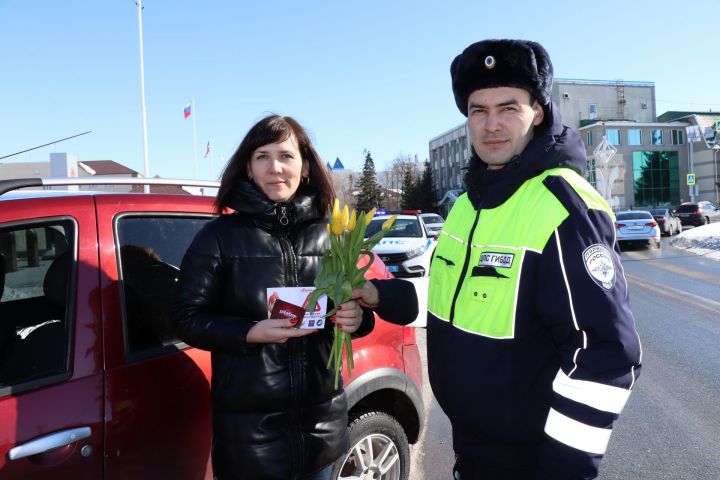 Накануне международного женского дня автоинспекторы района поздравили женщин-водителей с праздником