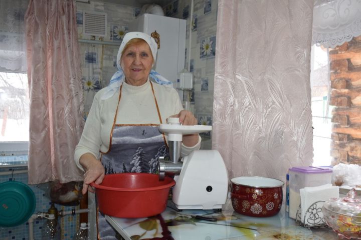 Мария Лобанова из Нурлата – одна из тех, кто активно помогает участникам СВО