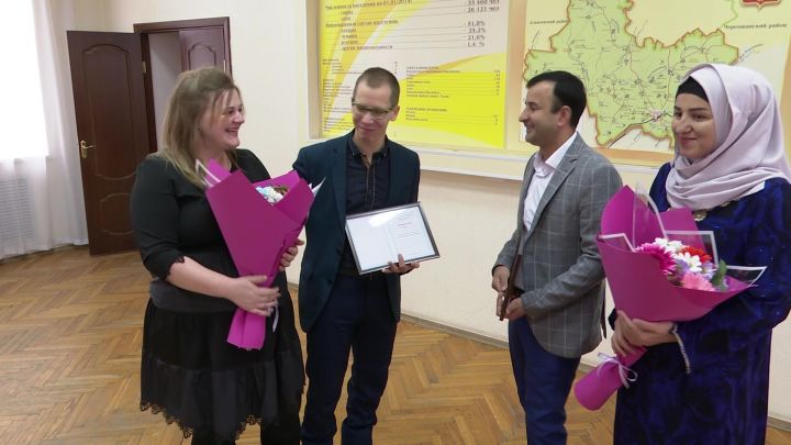 Нурлатцам Махмадсалимовым и Куликовым вручили сертификаты для получения жилья