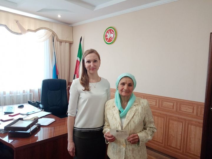 Руководитель исполкома Нурлатского района подарила ветеранам труда подписку на «Дружбу»