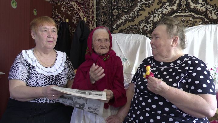 Своё 95-летие отметила уроженка с. Малая Камышла, ныне жительница с. Абрыскино Елизавета Сенькина