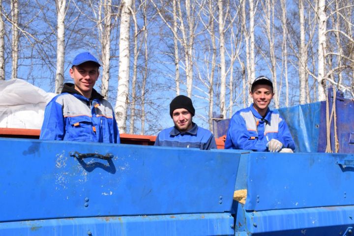 На поле вышли студенты Нурлатского аграрного техникума