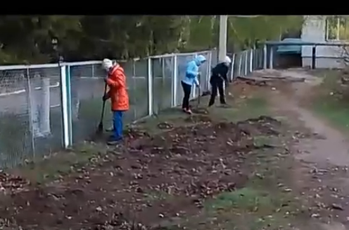 Коллектив Нурлатского детского сада «Сказка» дружно вышел на субботник