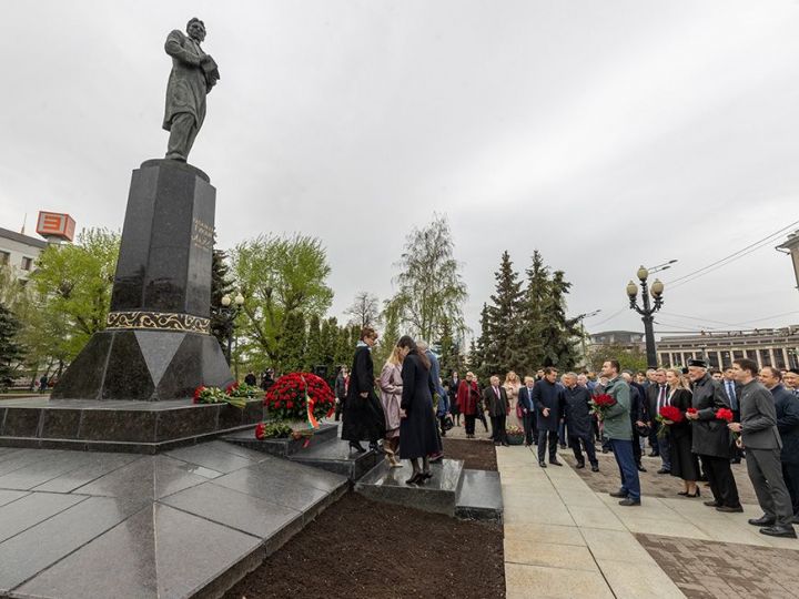 У памятника Габдулле Тукаю прошла торжественная церемония возложения цветов в часть дня рождения поэта