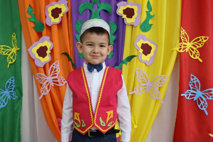 Юный житель Нурлата знает молитвы и читает намаз