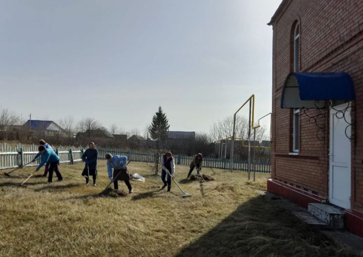 Весенний субботник прошел на территории прихода святых Петра и Павла в селе Старые Челны