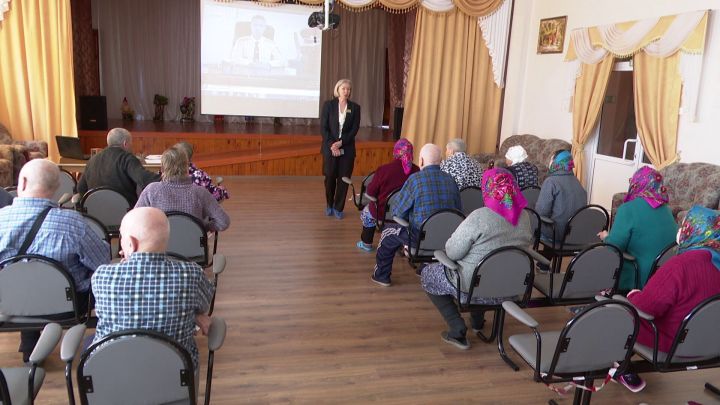 В Нурлате состоялась встреча сотрудников госавтоинспекции с жителями дома престарелых